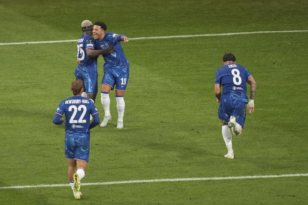 篮球篮网主力中锋脚踝扭伤，伤势待评估